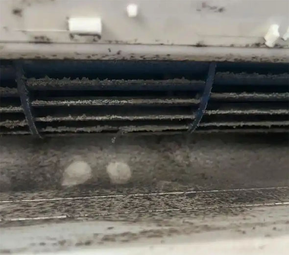 进贤空调吹的风有股烧焦味是怎么回事